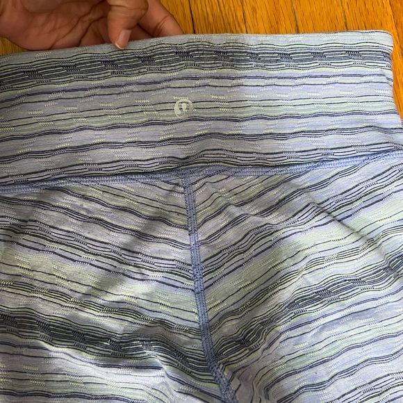 Lululemon Women's Blue Purple Green Striped Capri/Crop leggings size 4 - Picture 7 of 9